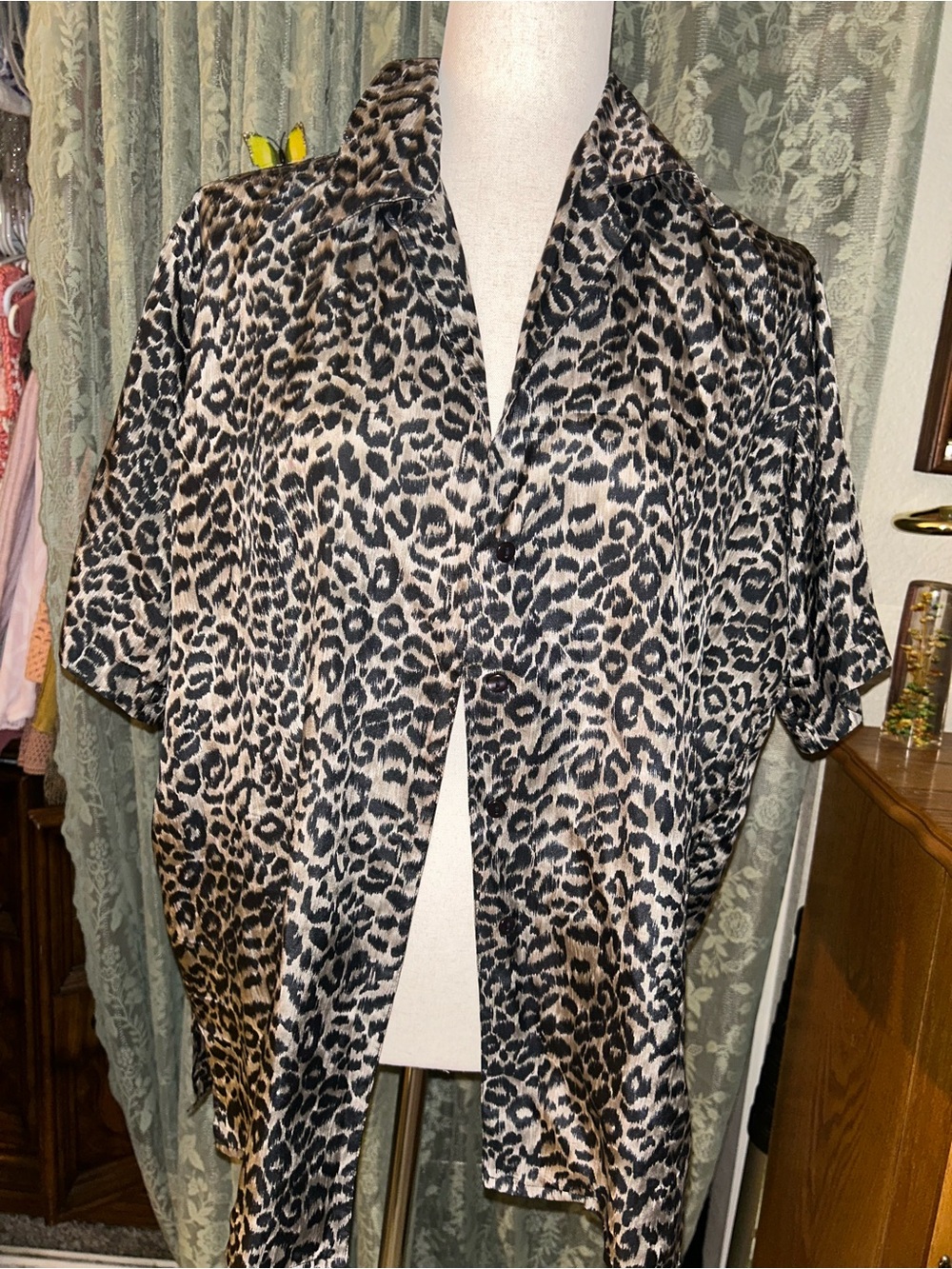 100% Silk Leopard Print Short Sleeve Button Up Vintage